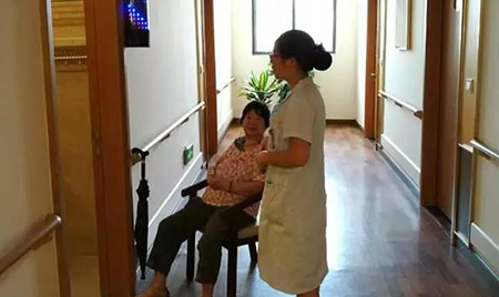 东莞老人院理发服务开课啦！老人理发更舒心