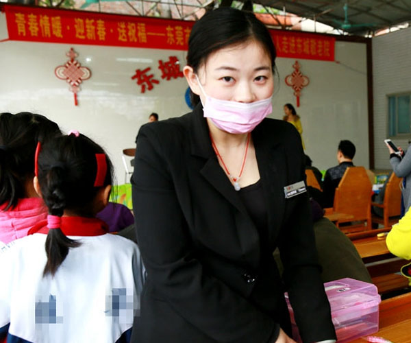 90后最美美甲师：为东莞敬老院老人细心修剪指甲