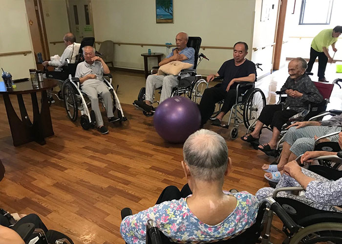 爷爷奶奶们在疗养院的日常活动